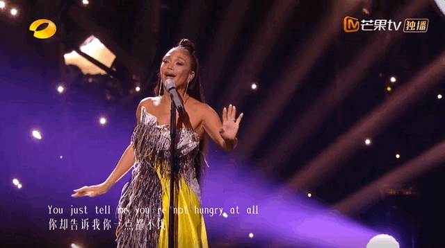 那英忘词指着提词器点着唱