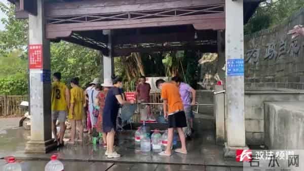 男子赤脚进网红古井取水