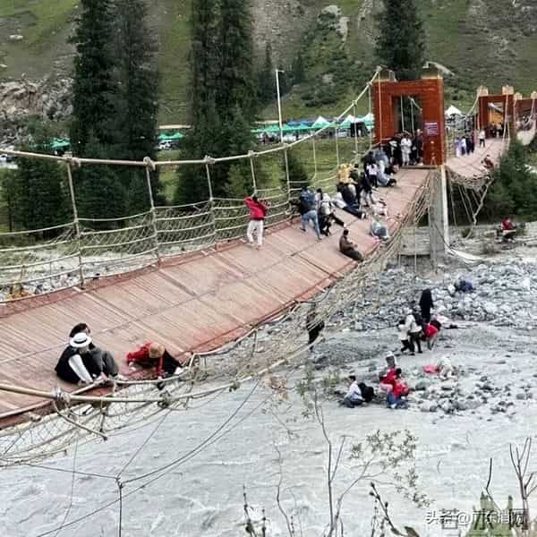 湖南一网红吊桥断裂20余人落水