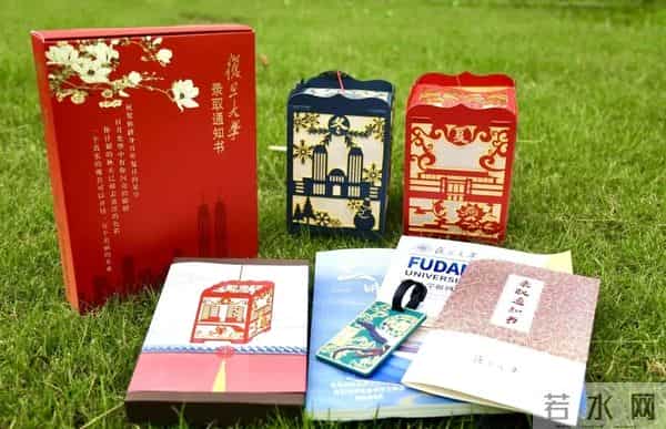 复旦送新生一盏小灯笼