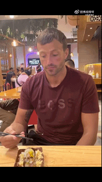 2岁女孩把蛇干当玩具吓跑妈妈