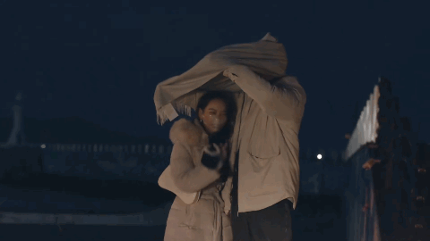 四川地震瞬间女幼师冲回屋救人