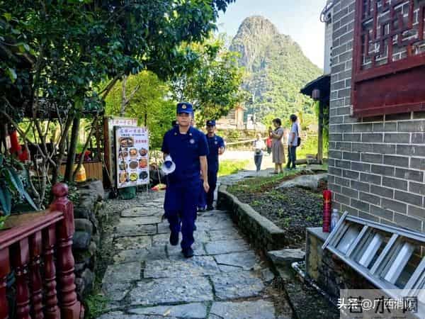 广西消防驻地满是鲜花