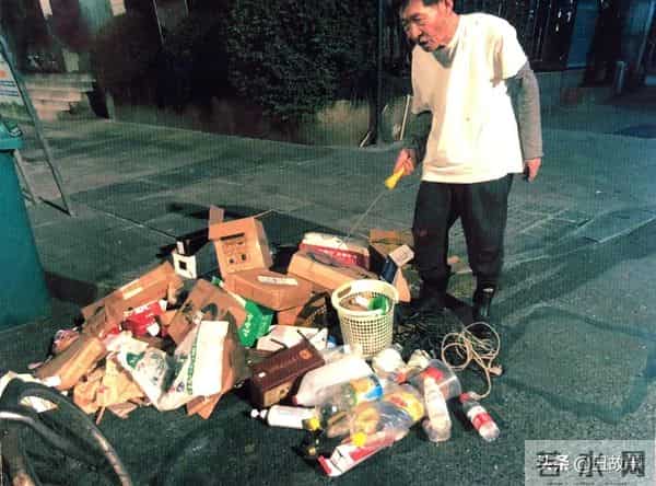 老伴走后第2天浙大老教师又去捡垃圾