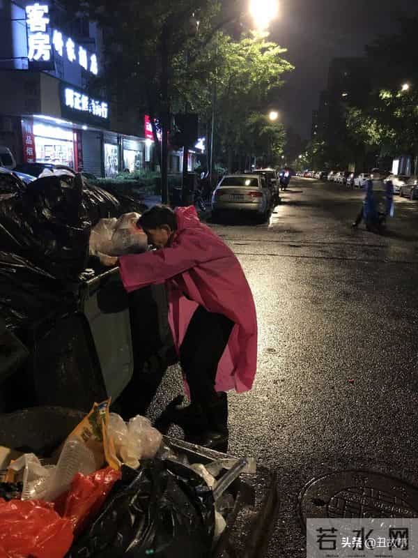 老伴走后第2天浙大老教师又去捡垃圾