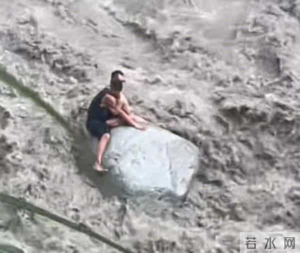 看到父子被冲下去 孩子母亲哭昏厥