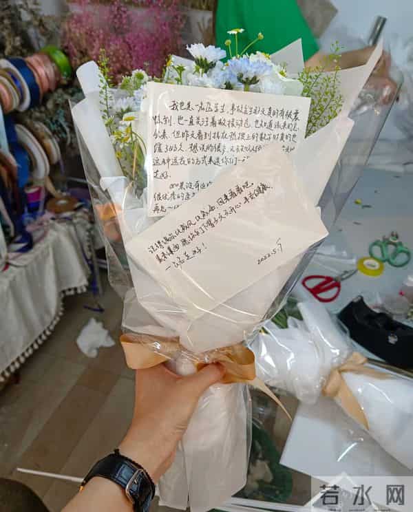 长沙学生自发前往倒塌事故地献花