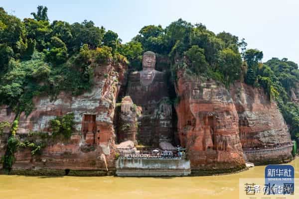 四川乐山大佛脚下河床裸露