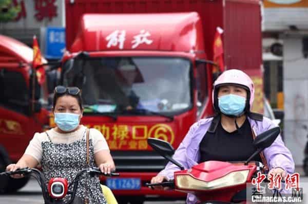 南京禄口街道解封 居民放烟花庆祝