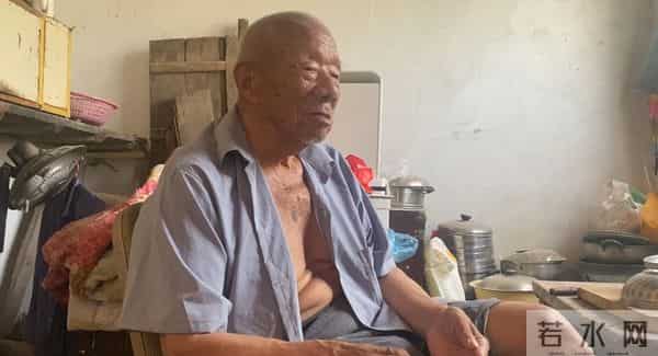 孙女帮八旬爷爷实现零食自由