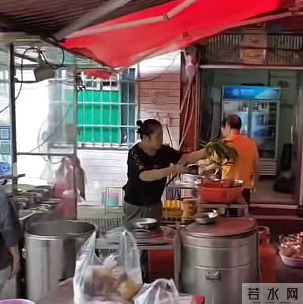 游客打包242碗柳州螺蛳粉回广东