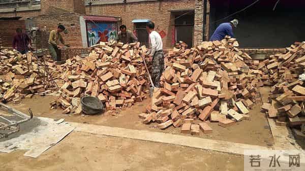 居民自建房红砖一捏就碎-官方回应