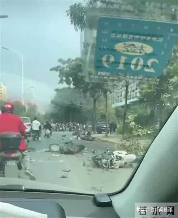 广西一suv撞多名行人已致4死6伤