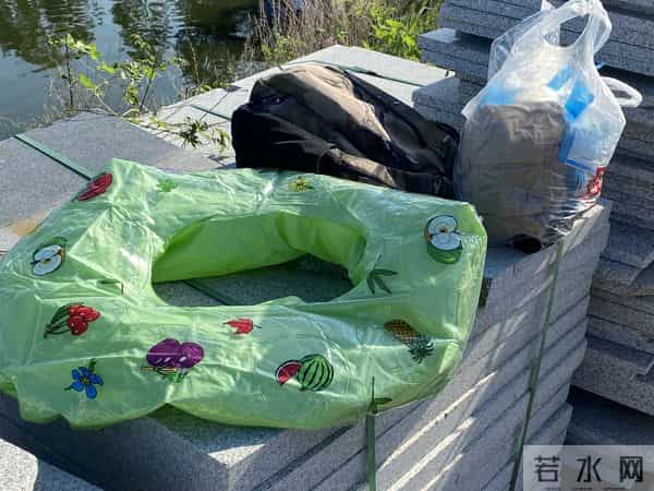 男子为回扬州套游泳圈强渡长江