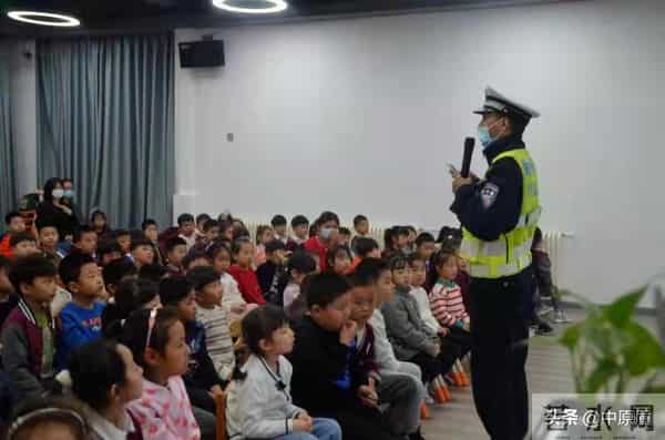 育婴师被曝虐婴-强行灌奶致其骨折