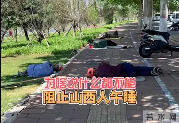 女生餐馆吃饭一抬头发现店家全午睡