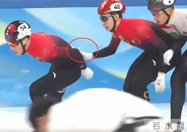 武大靖碰任子威的手示意他先走