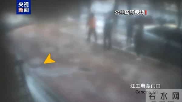 新余火灾现场距学校仅一墙之隔