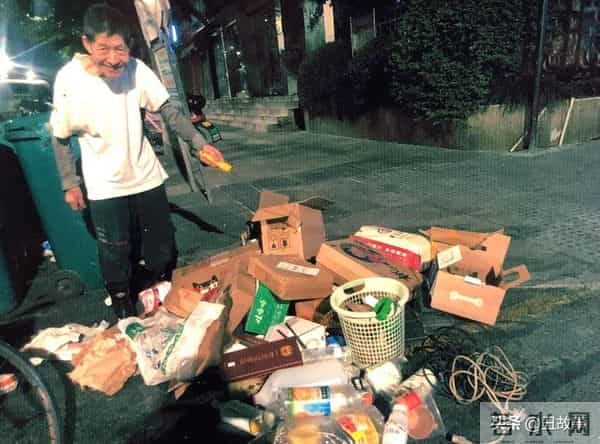 老伴走后第2天浙大老教师又去捡垃圾
