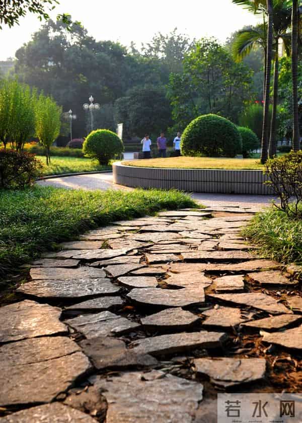 封校后保安大爷在操场开演唱会