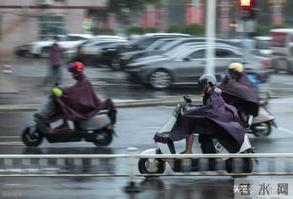 台风登陆海南-暴雨下市民艰难行走