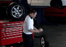 大妈跳广场舞把孩子栓栏杆上