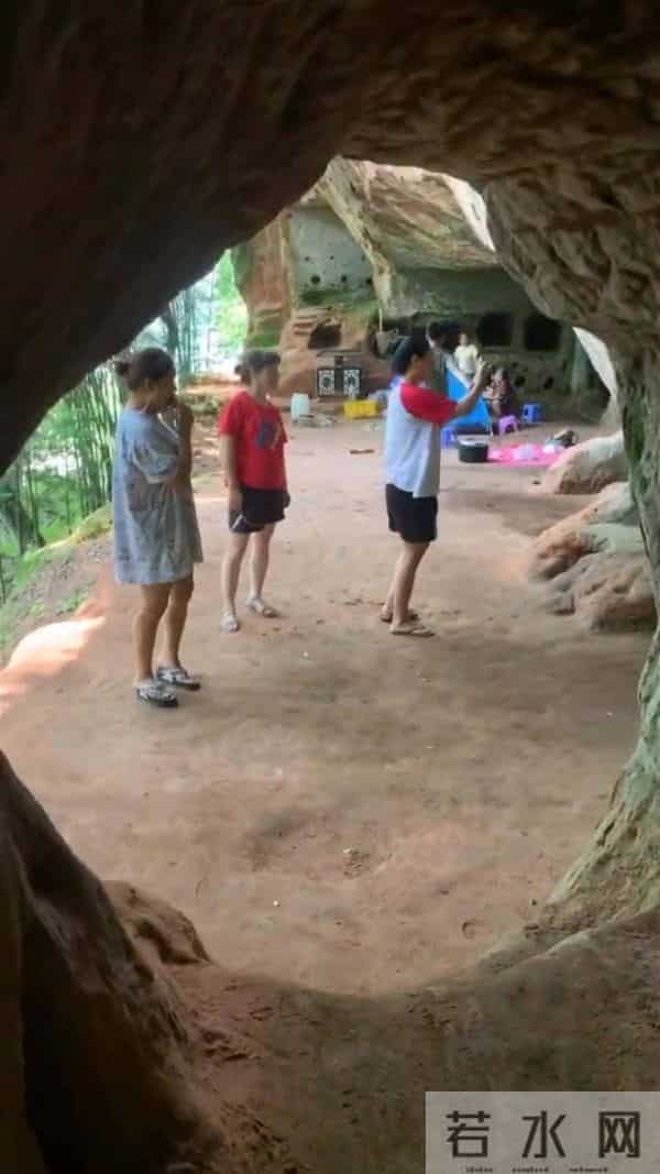 高温下居民到古墓纳凉-当地回应