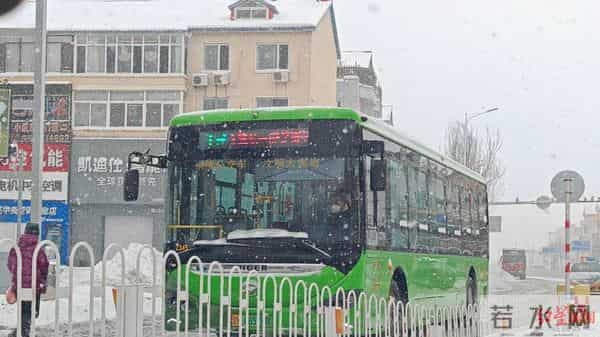 辽宁多地大雪 积雪深处没过脚踝