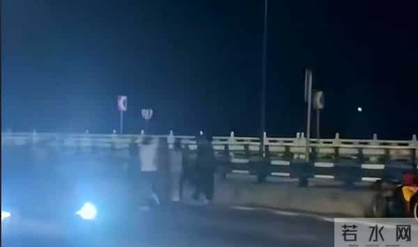 重庆隧道内两摩托相撞起火 现场惨烈