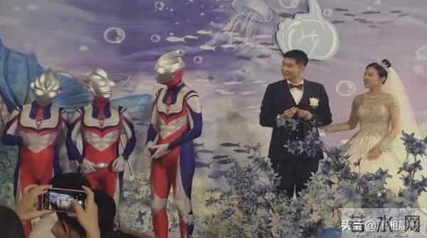 伴郎团扮奥特曼