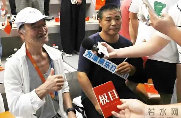 爷爷熬夜见证潘展乐破世界纪录