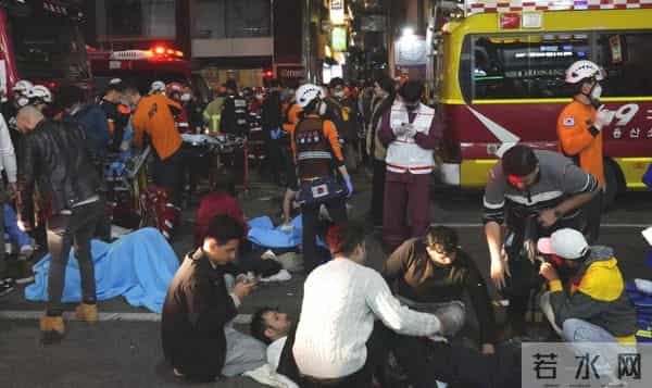 韩国踩踏事故现场:男子爬2楼逃生