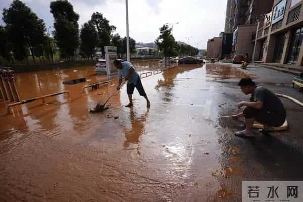平江商户-没告诉孩子暑假作业被淹