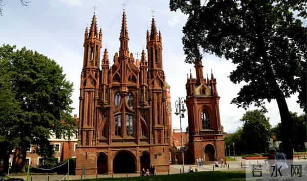 居民自建房红砖一捏就碎-官方回应