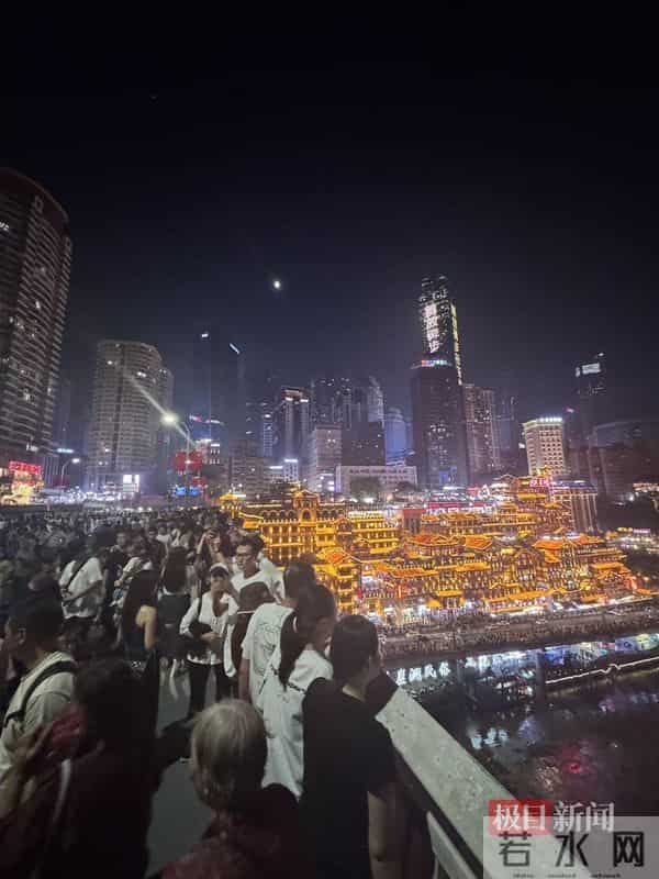 洪崖洞又现封路封桥宠游客