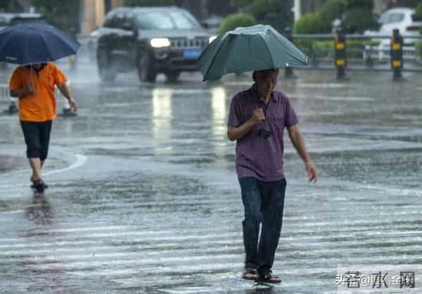 台风登陆海南-暴雨下市民艰难行走