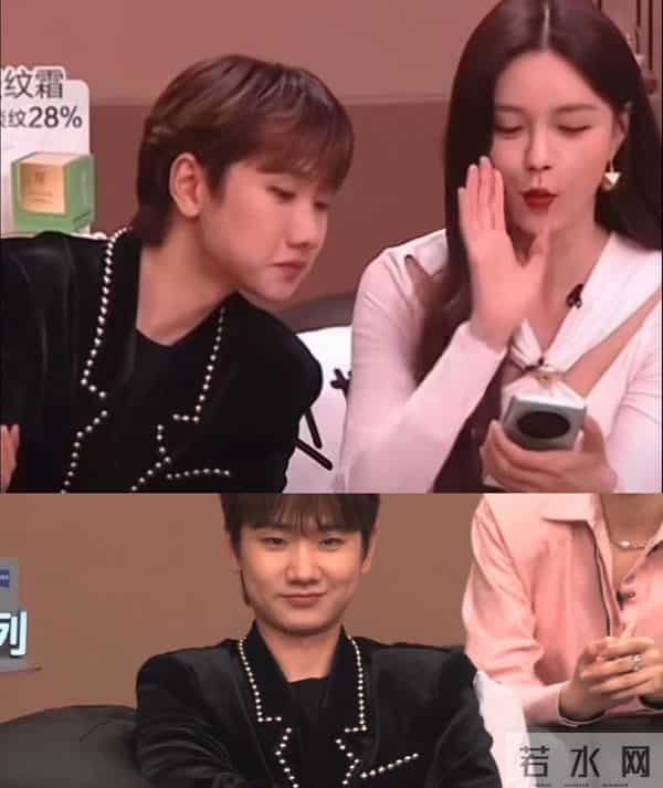 那英忘词指着提词器点着唱