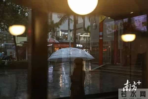 广东暴雨-街头积水市民骑车如渡河