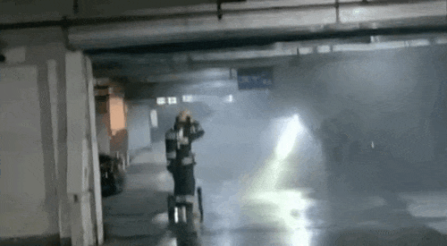 地下车库发生火灾 多辆车被“炭烤”