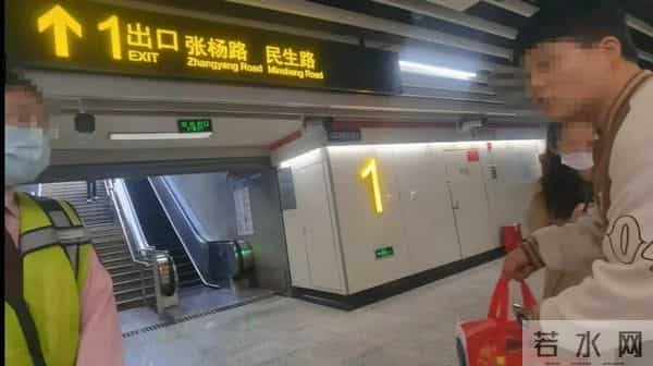 上海地铁一安检员上班睡觉