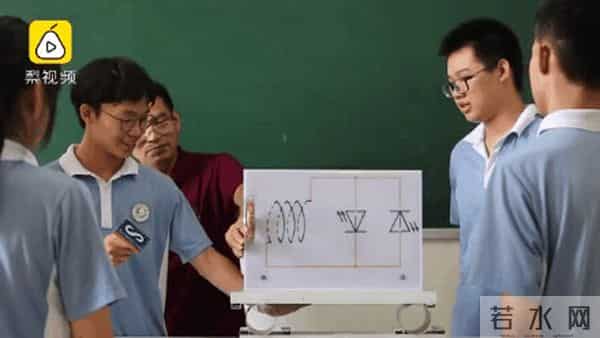 物理老师隔空打下5只易拉罐