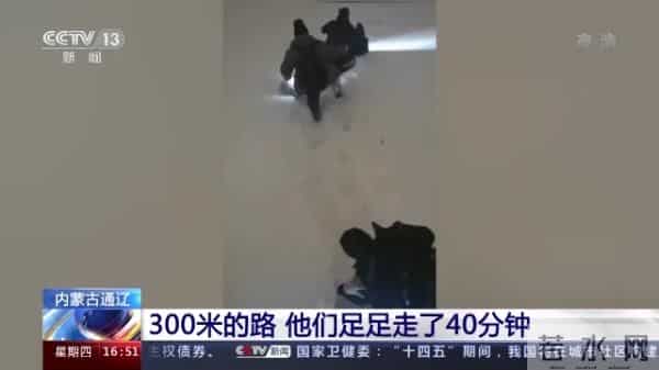 通辽火车破雪前行