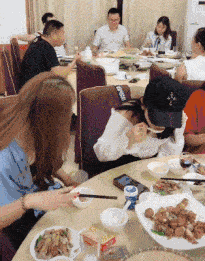 大妈跳广场舞把孩子栓栏杆上