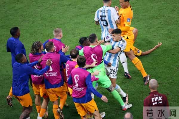 荷兰阿根廷场上爆发冲突