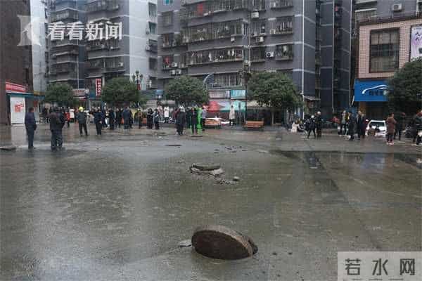 男童放鞭炮炸飞三个井盖连砸两车