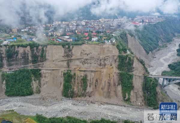 四川乐山大佛脚下河床裸露