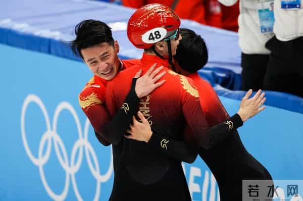 武大靖碰任子威的手示意他先走