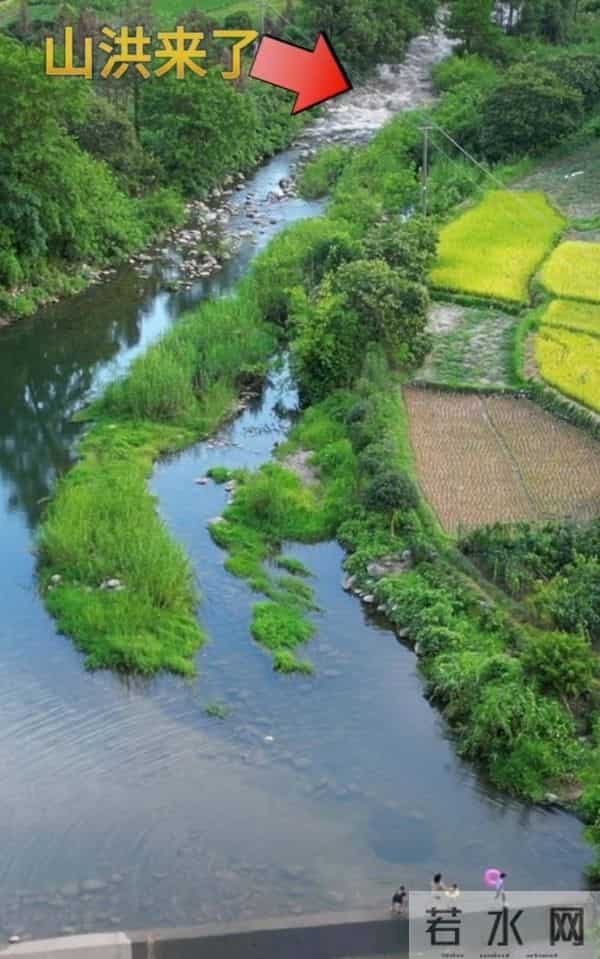 男子在山洪来前30秒救下一家3口