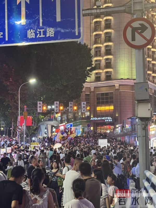 洪崖洞又现封路封桥宠游客