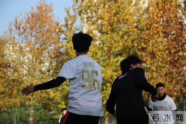 封校后保安大爷在操场开演唱会